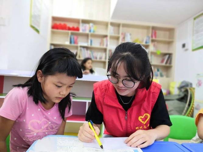 团县委组织返乡大学生志愿者开展暑期课业辅导志愿服务活动